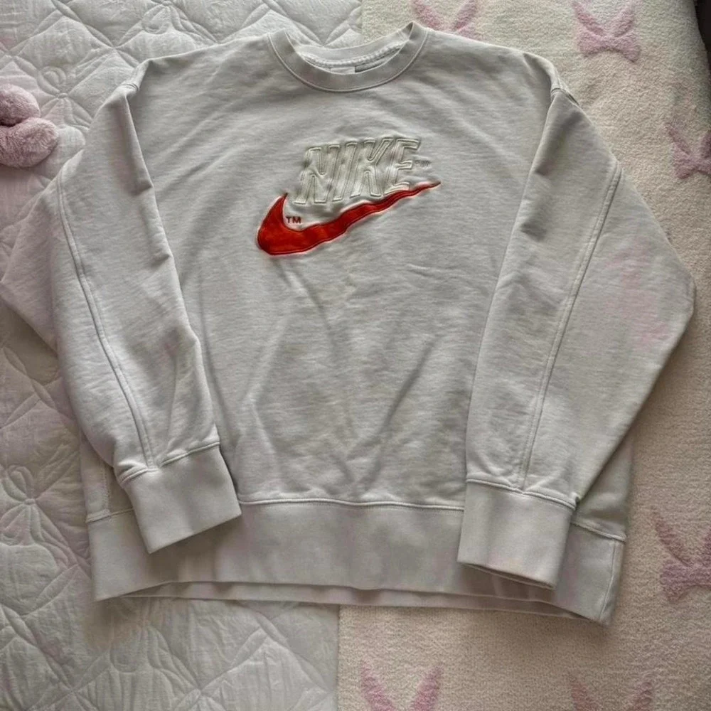 cream‎ and red thick embroidered nike mens oversized crewneck sweatshirt
